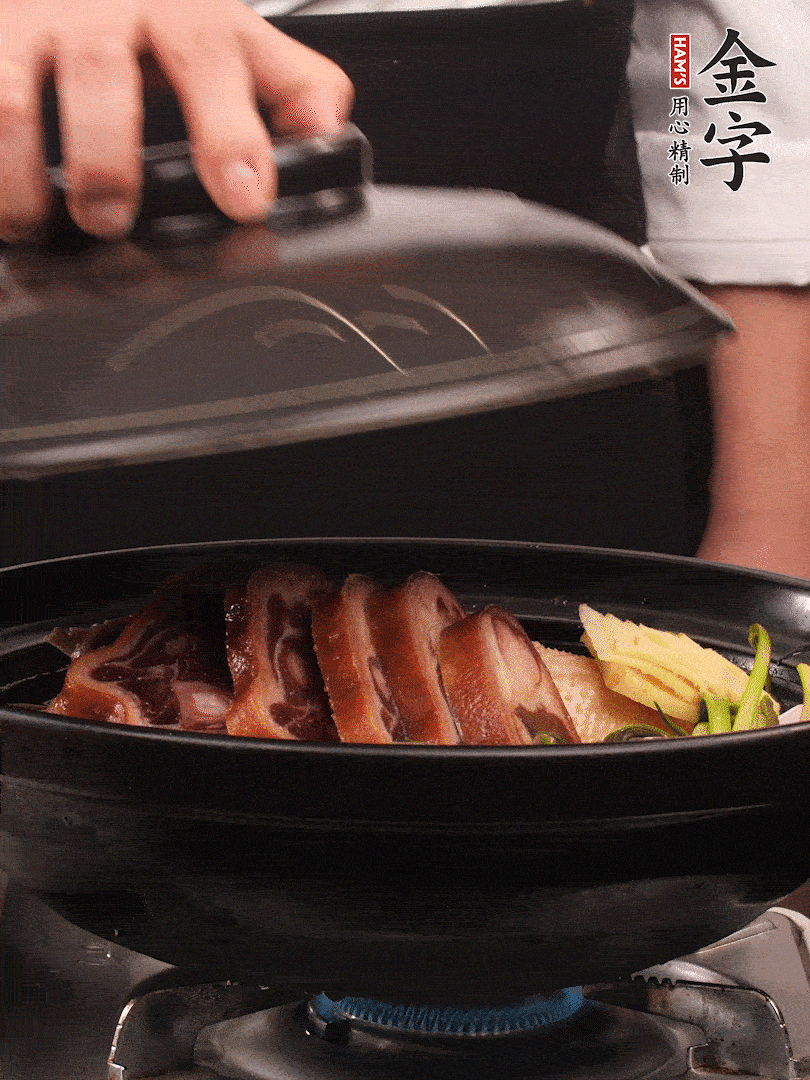 砂鍋蓋蓋子密封，大火燒開后轉(zhuǎn)小火，燜煮2小時