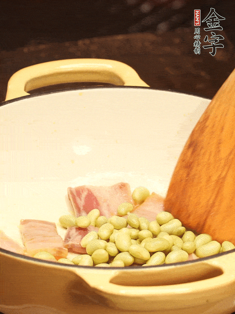 加入青豆、香菇翻炒出香味