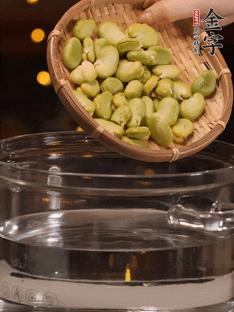 蠶豆剝殼，一起放入鍋中開水焯2分鐘去澀