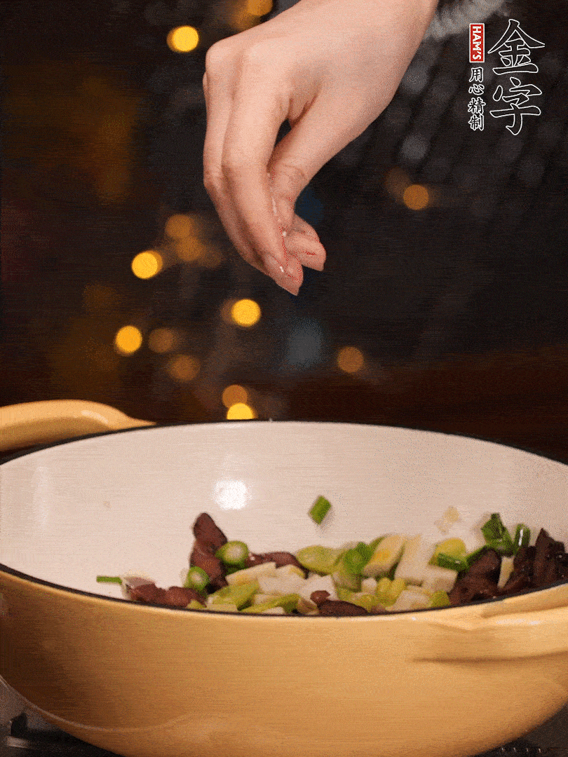 可以加點點水，再加菜苔，加點鹽、味精調味