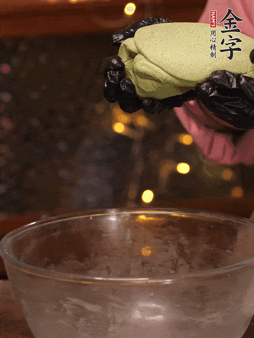 清明粿粉，分次加艾草泥，加點(diǎn)油揉2分鐘，揉到面團(tuán)光滑，醒發(fā)一下