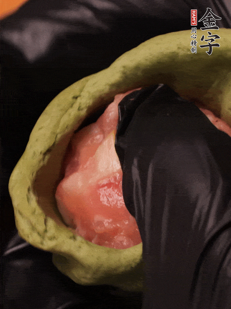 切成小劑子，中間壓個(gè)坑，做成碗狀，虎口慢慢收口