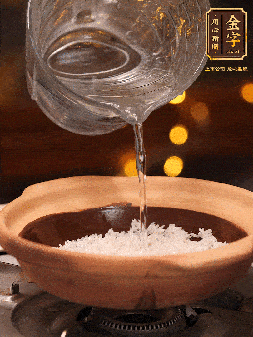 選一個(gè)中意的砂鍋加入1勺花生油并刷勻，倒入泡好的絲苗米、開大火煮至沸騰冒大泡后，轉(zhuǎn)中火蓋蓋燜煮5分鐘