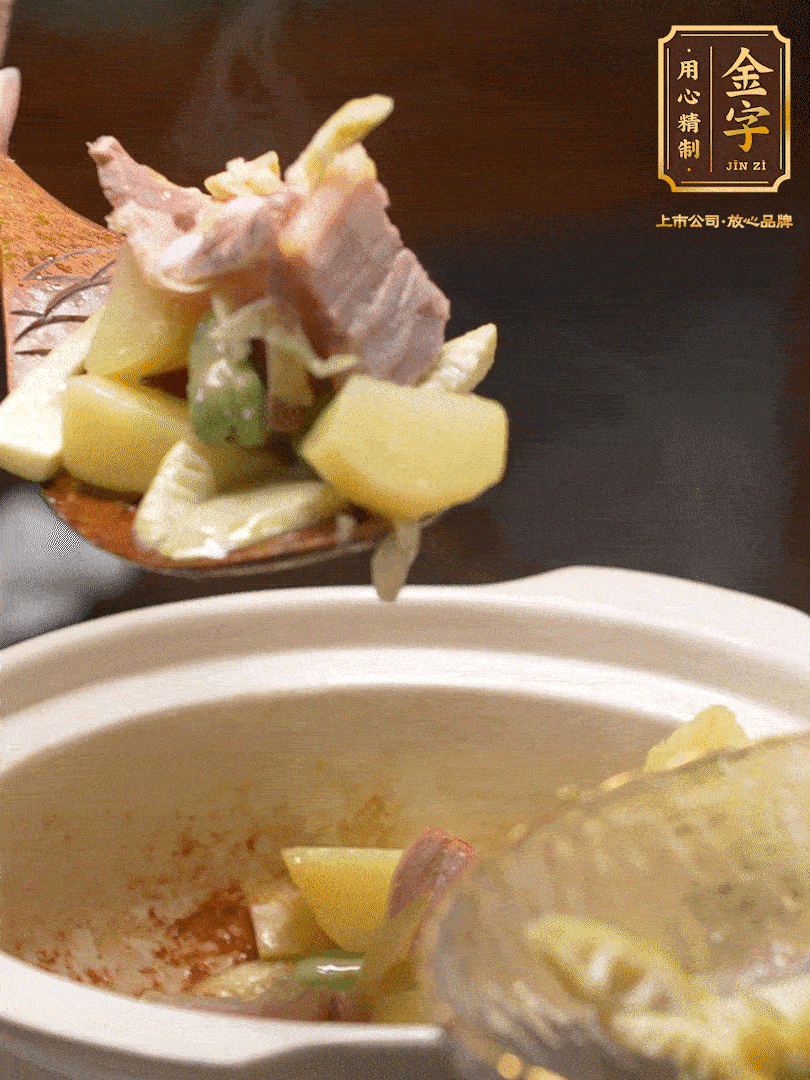 煸出咸肉脂香，再下筍丁、蠶豆。呈出