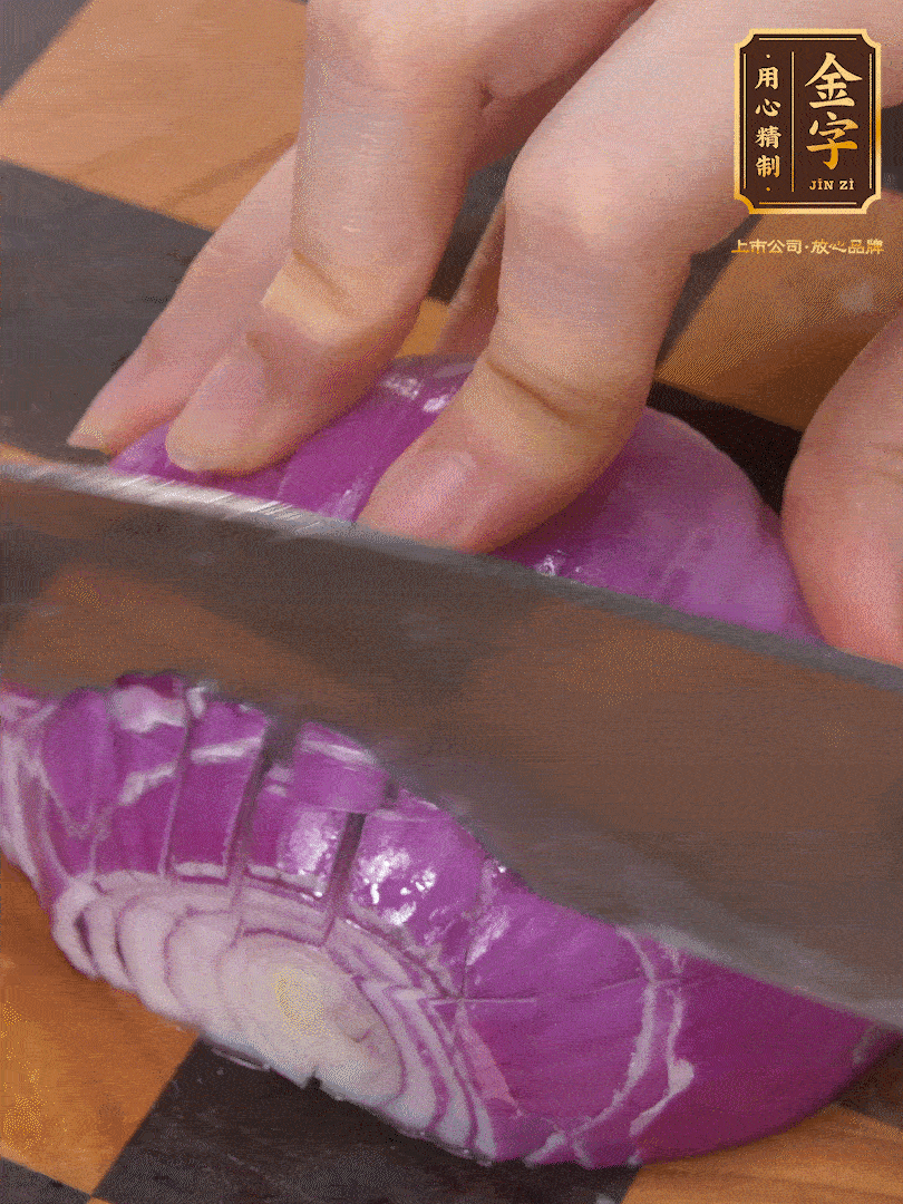 洋蔥切碎、土豆切丁