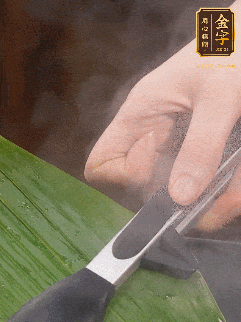 新鮮粽葉洗凈，用開水煮一下，讓粽葉更有韌性不易裂。