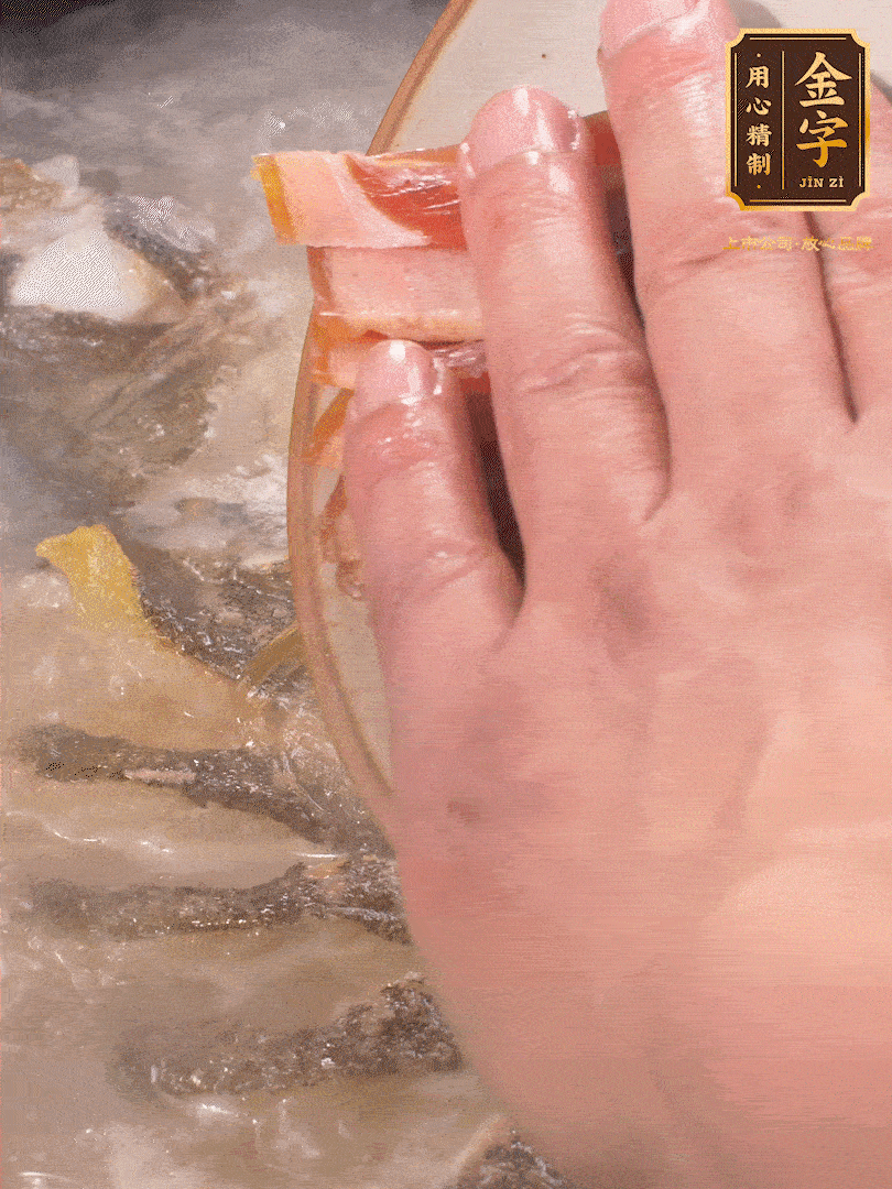 將煎好的魚，倒入三大碗開水。大火煮開后放入1個(gè)蔥結(jié)、2片姜片和1勺料酒和火腿片