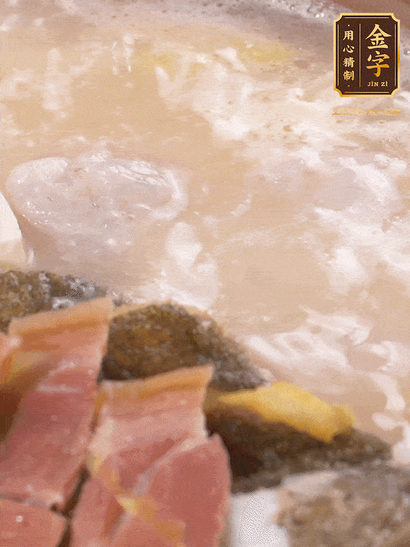 大火煮至沸騰后，轉(zhuǎn)至砂鍋中，繼續(xù)燉煮。這個(gè)時(shí)候可以放入一些自己喜歡吃的配菜比如蝦滑、內(nèi)酯豆腐來添味