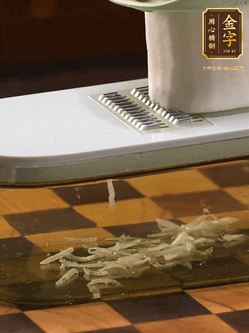 蘿卜切絲 ，加少許的鹽 抓拌均勻后，腌制十五分鐘