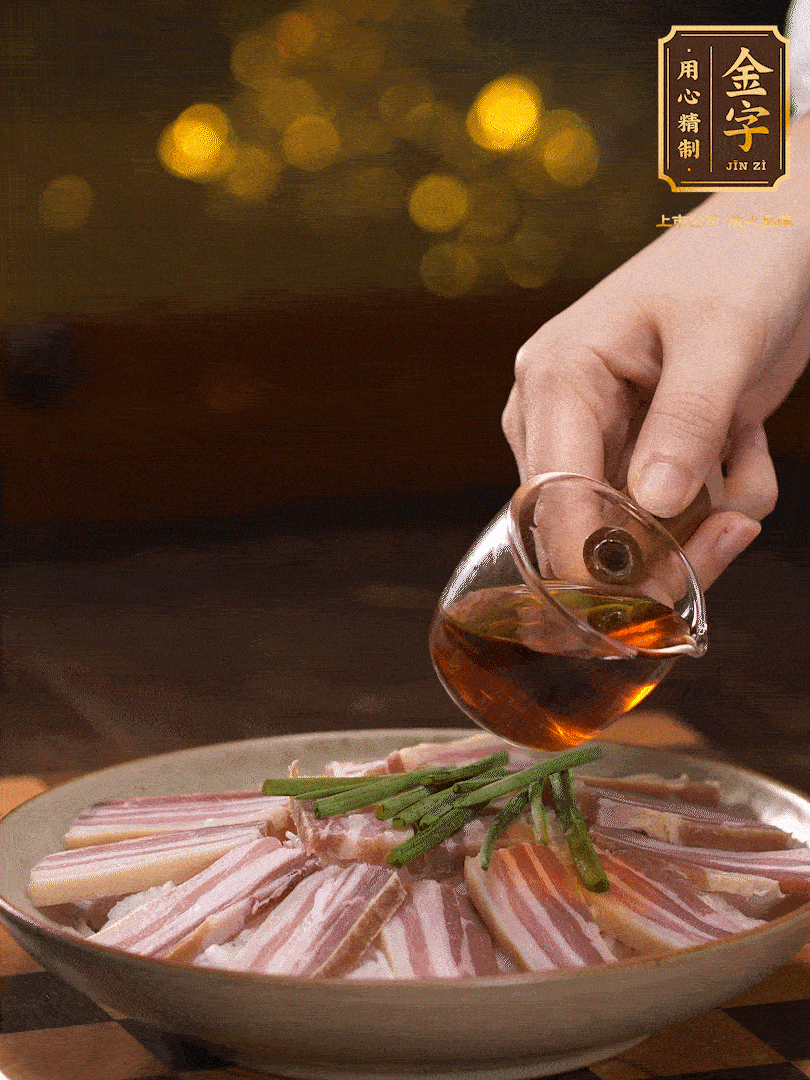 把切好的咸肉，均勻的鋪在蘿卜絲的四周頂部放少許蔥段 淋上少許料酒，放入鍋中 大火蒸二十分鐘