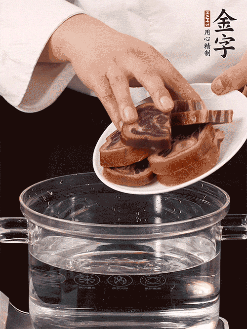 準備食材。做金銀蹄有2個關(guān)鍵點：食材上火腿當然得選足年發(fā)酵的金字火腿，新鮮豬爪最好選前腳、大小適宜的。