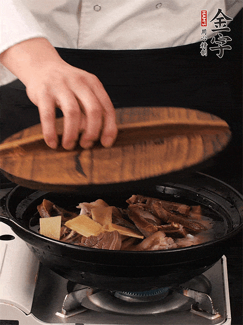 大火煮到沸騰后，轉(zhuǎn)中小火慢燉1個半小時。