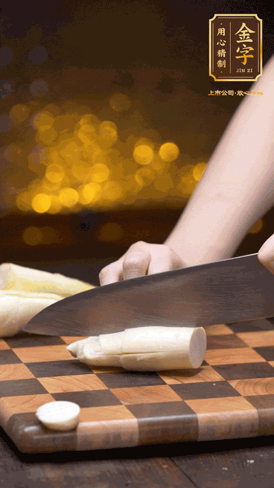 茭白剝?nèi)ネ馄ぃサ舾坷嫌膊糠?，洗凈切滾刀塊