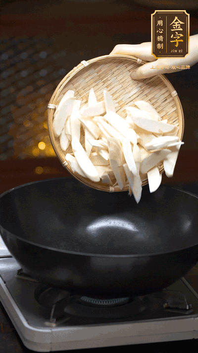 油至5成熱，下茭白塊翻炒，慢慢煎炒至表面微微焦黃