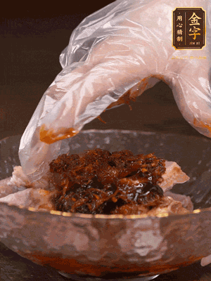 排骨用1勺蠔油、1勺醬油、1勺金字火腿XO醬抓勻腌制半小時(shí)