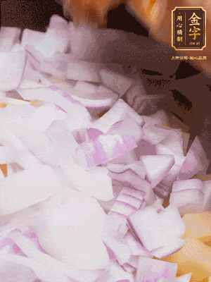 倒入洗干凈的大米、土豆丁、洋蔥碎、排骨、金字火腿xo醬、水