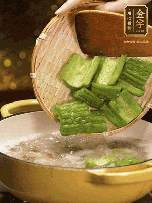 倒入熱水，和泡開的綠豆（連水）和火腿片，大火燒開燉一個小時