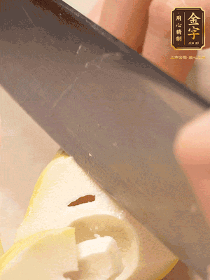 春筍切成滾刀塊，焯水去除澀味