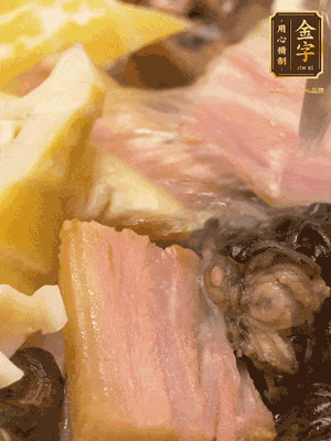 倒入滾燙的熱水，燉煮20分鐘，湯濃汁白