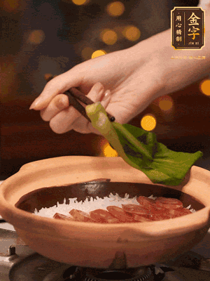 開蓋，碼上香腸和焯好水的青菜