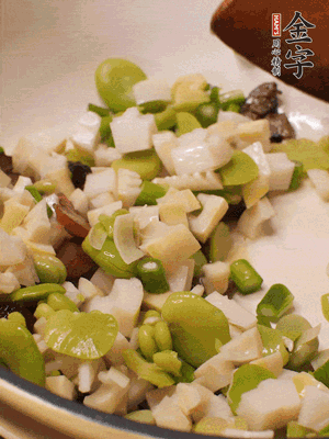 倒入蠶豆、春筍翻炒