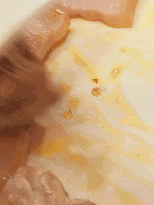 另起一鍋，將咸肉、鮮肉 翻炒出香味