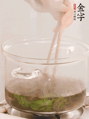 香椿焯水，變色后撈出，切成小段