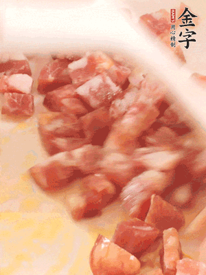 香腸炒出油脂，加入蠶豆煸炒