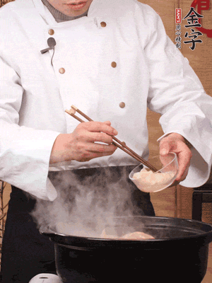 花膠、金湯放入鍋中小火再燉10分鐘