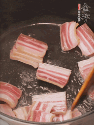 鍋中放菜籽油燒熱，下咸肉、冬筍略微煸炒