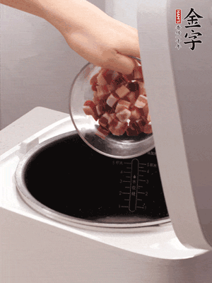 鍋中倒入豬油，油熱后炒熟上海青，給倒少許鹽調(diào)味