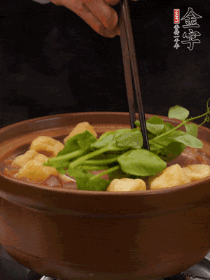 加筒骨煲的經(jīng)典配菜：金字土香腸、油豆腐、千張蓋上蓋子燜一會(huì)兒，耐心等候10分鐘。