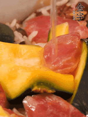 倒入溫開水，水量高出米面一個指節(jié)。