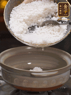 鍋底刷油，倒入米飯，水沒(méi)過(guò)即可，中小火燜10分鐘，戳幾個(gè)洞