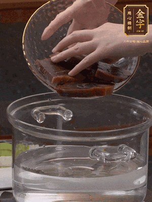 火腿蹄片冷水下鍋，水沸騰后煮5分鐘焯水