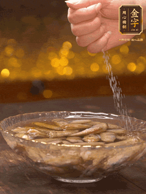 鮮活蟶子反復(fù)沖洗干凈，水中加鹽、芝麻香油浸泡30分鐘吐沙