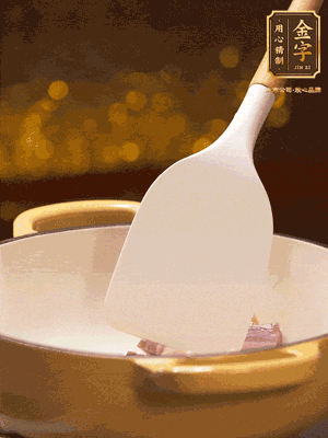 油溫7成熱，下蒜末、咸肉略微煸炒，再下絲瓜