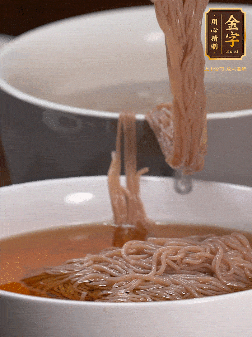 蘋果醋，一點(diǎn)鹽、糖、醬油，兌入涼白開水調(diào)成簡易冷面湯，放水箱冷藏