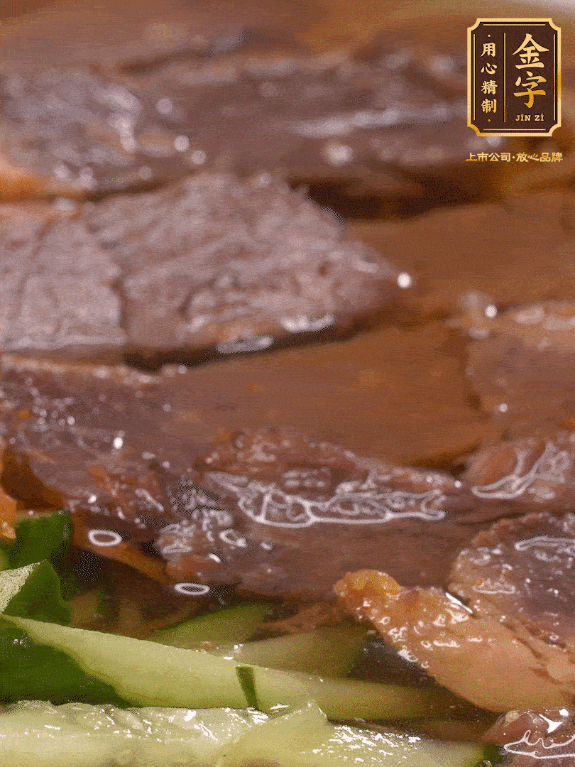 養(yǎng)麥冷面，涼水中清洗浸泡5分鐘，沸水中煮3分鐘，涼水漂洗沖涼