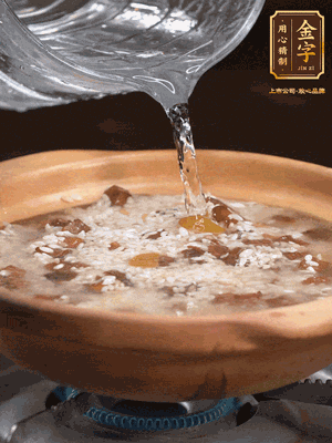 再倒入泡了30分鐘的大米翻拌均勻，加水稍微沒過（米水比例1:1），中火燜煮，到冒大泡，大致5分鐘