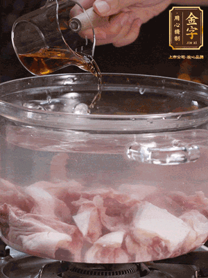 老鴨切塊，鍋里水煮開，鴨肉加姜片、料酒焯水