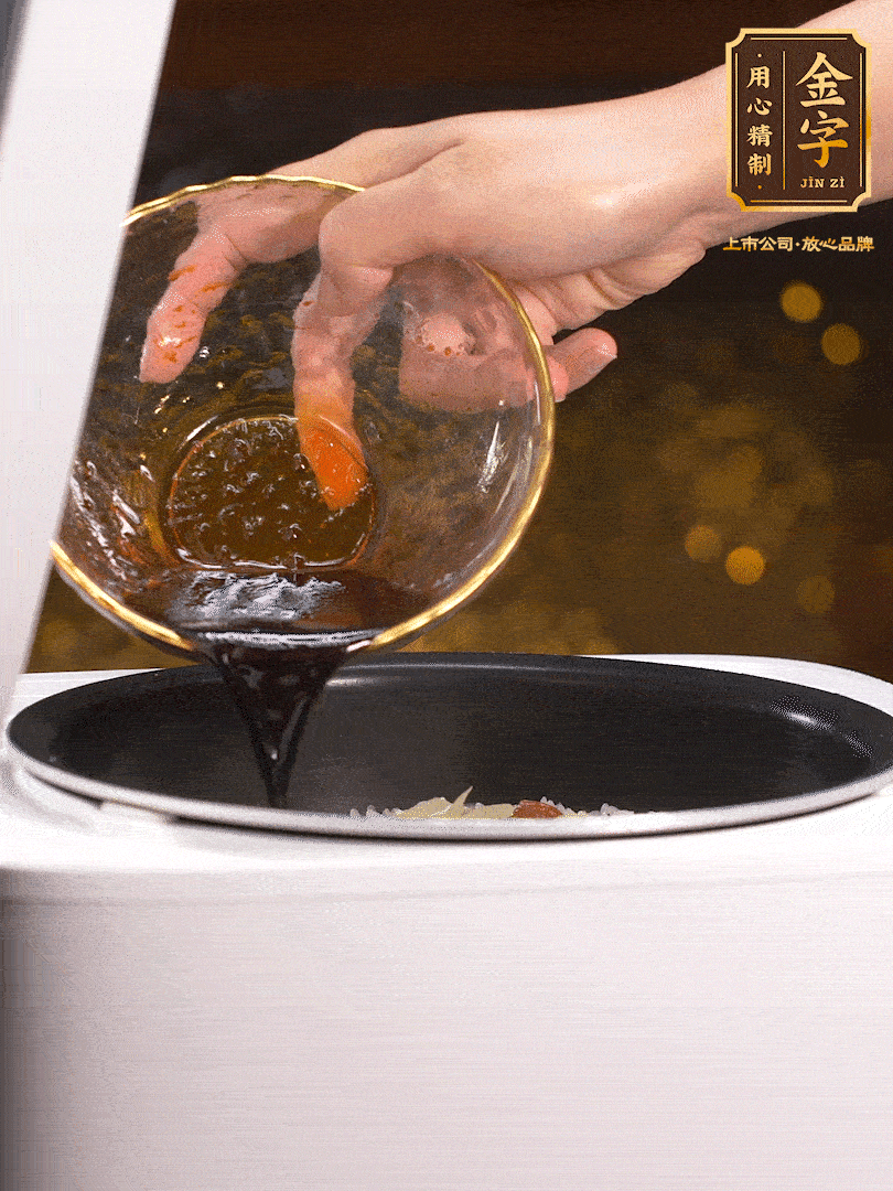 煮好后，淋上醬汁：2勺生抽、1勺老抽、1勺蠔油、半勺白糖、半勺香油、1勺水