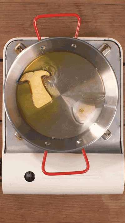 牛肝菌切片，用黃油煎熟