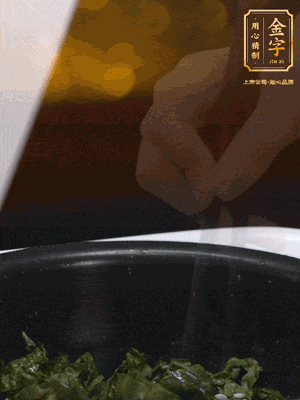 煮飯鍵開(kāi)煮，根據(jù)個(gè)人口味加鹽