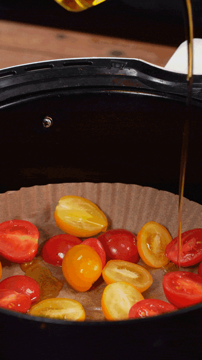 小番茄撒鹽胡椒，空氣炸鍋烤10分鐘至表面變皺