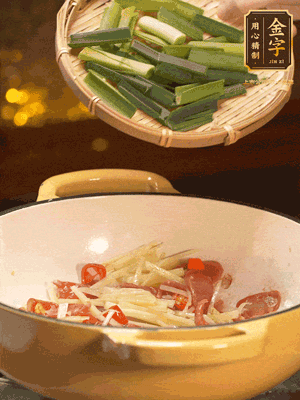 接著放蒜葉，來一點(diǎn)鹽，一點(diǎn)醬油調(diào)味翻勻