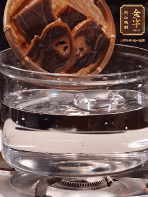 火腿蹄片，冷水下鍋，加蔥姜、料酒焯水