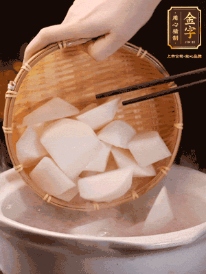 大火煮開后，轉(zhuǎn)中小火燉40分鐘，挑出蔥結(jié)，再下蘿卜燉20分鐘