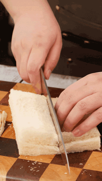 土司改刀去邊，切成適當(dāng)大小