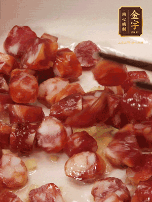 砂鍋熱油，下姜絲、香腸煸香